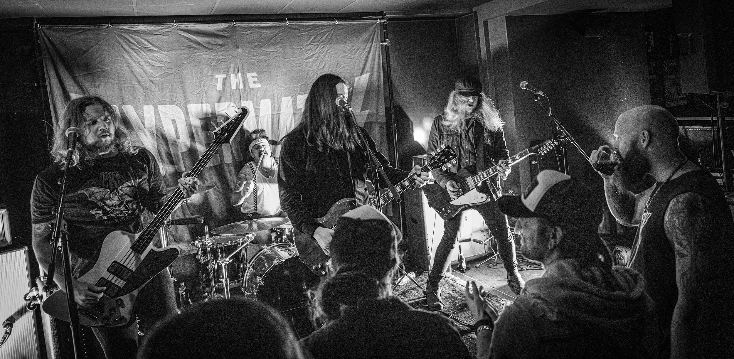 Kontras livescen i Karlshamn med liveband i full gång under konsert med färgstark scenbelysning. Kontras livescen i Karlshamn med liveband i full gång under konsert med färgstark scenbelysning.