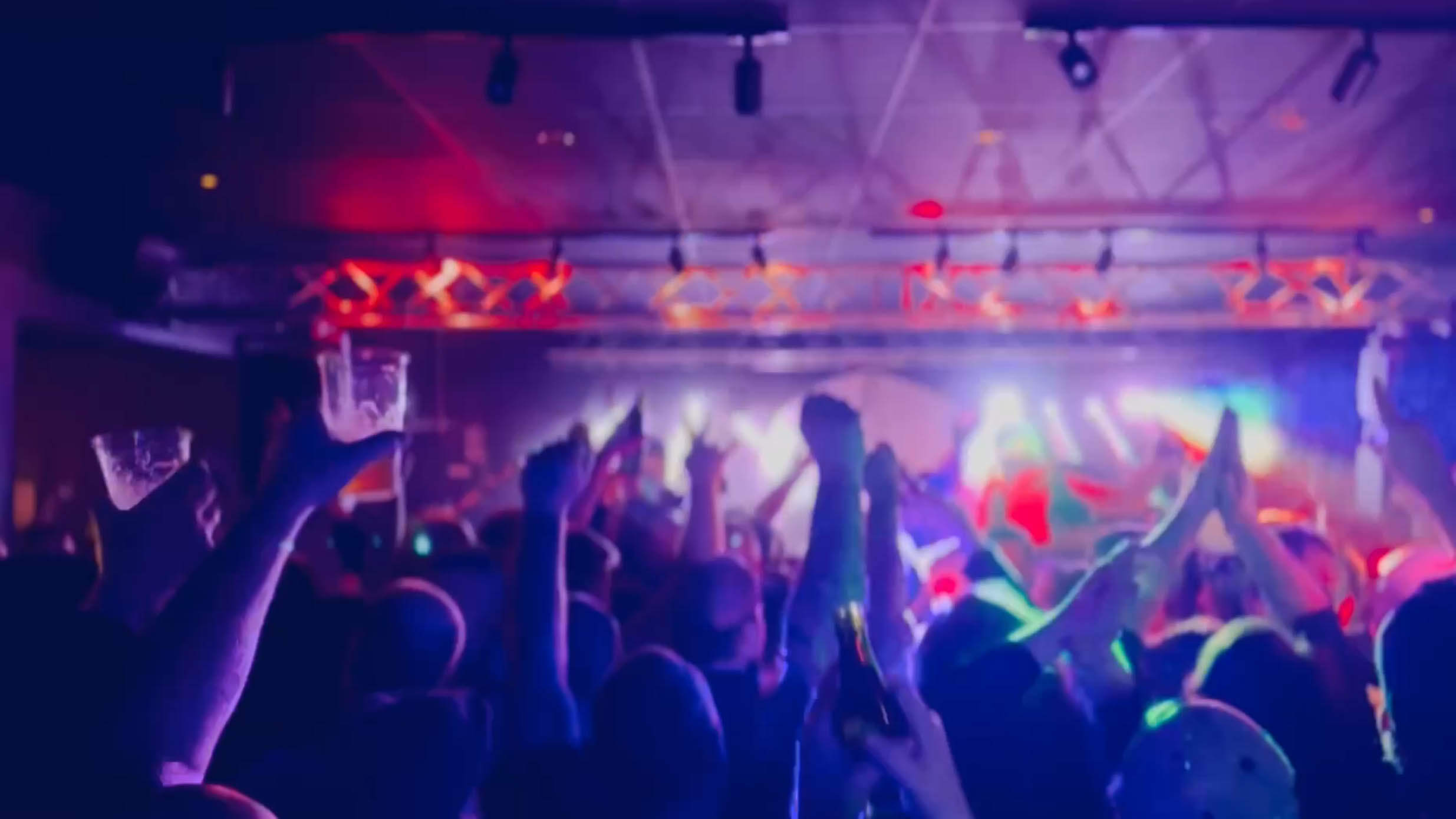 Publik framför livescen på Kontra i Karlshamn under en kväll med liveband, musik och stämningsfull scenbelysning.